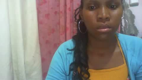 Snapshot of couleur_vanille chatting on February 1, 1:44 am couleur_vanille online show from February 1, 1:44 am