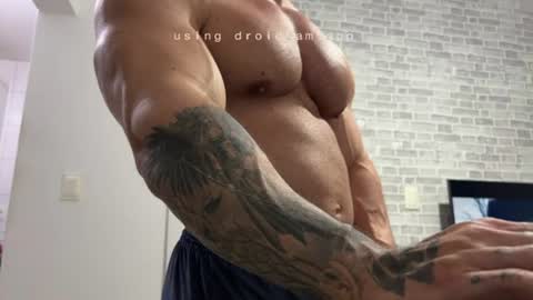 couplemuscle40 online show from August 6, 1:03 am
