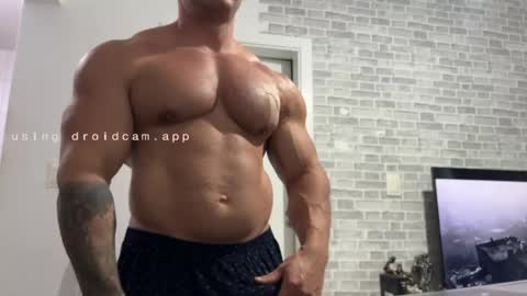 couplemuscle40 online show from May 18, 7:09 pm