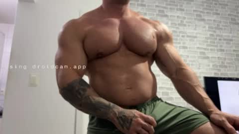 couplemuscle40 online show from August 4, 1:56 am