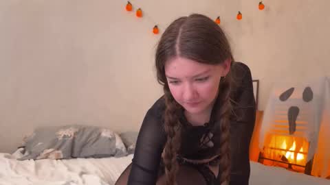 Snapshot of coyness_geneva chatting on October 25, 11:09 am Geneva online show from October 25, 11:09 am