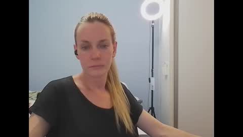 Anny online show from April 16, 8:09 pm