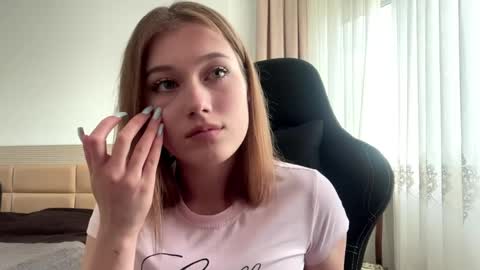 crissymemo online show from June 9, 3:01 pm