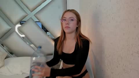 cristalevans_vc online show from October 4, 8:01 am