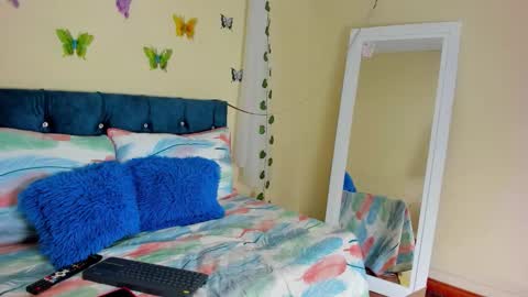 Snapshot of cristalwalker__ chatting on October 20, 11:59 am cristal walker online show from October 20, 11:59 am
