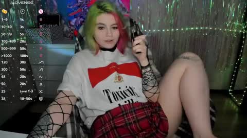 Snapshot of cryptobjgirlv2 chatting on February 17, 5:01 pm Lilith online show from February 17, 5:01 pm