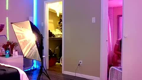 crystalbarbie214 online show from May 4, 11:11 pm
