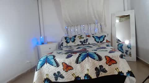 Snapshot of crystalvans chatting on February 25, 1:20 am Cristal  online show from February 25, 1:20 am