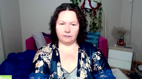 curvy_girlz online show from December 18, 3:40 pm