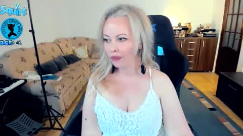 Whitney Lynn online show from November 10, 1:41 am