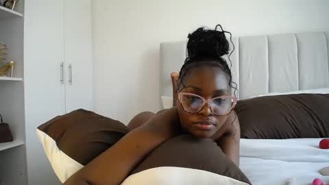 Snapshot of cute_ass18 chatting on March 8, 11:48 am Liya online show from March 8, 11:48 am