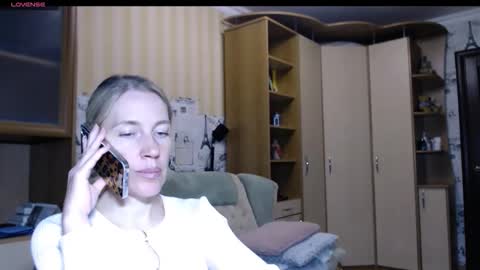 cute_lion_ online show from November 11, 5:37 pm