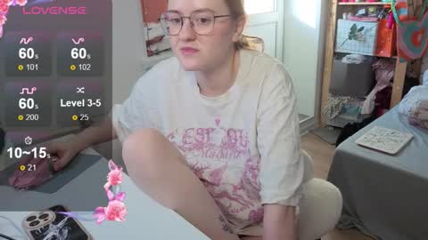 Snapshot of cutiepiealice chatting on October 20, 12:21 pm Alice online show from October 20, 12:21 pm