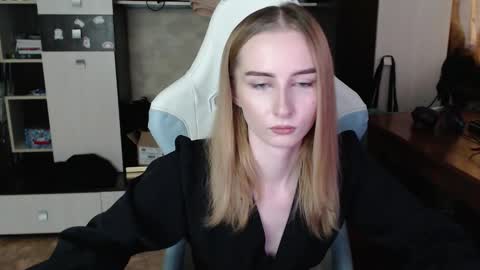 Snapshot of cutti_crystal chatting on October 10, 8:42 am Cutti Crystal online show from October 10, 8:42 am