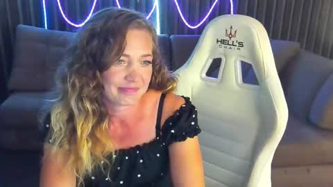 daisyblueeyes online show from September 10, 2:29 pm