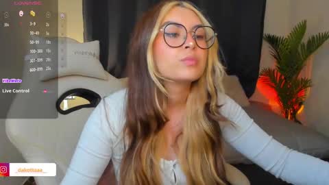 dakottaa__ online show from May 16, 12:18 am