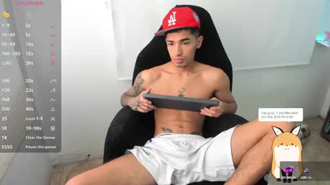 Snapshot of damon_333 chatting on February 25, 7:49 pm Damon online show from February 25, 7:49 pm