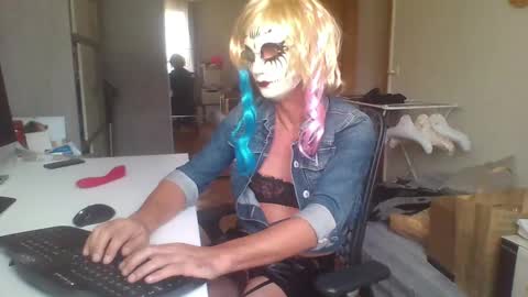 newcumer online show from December 4, 9:23 am