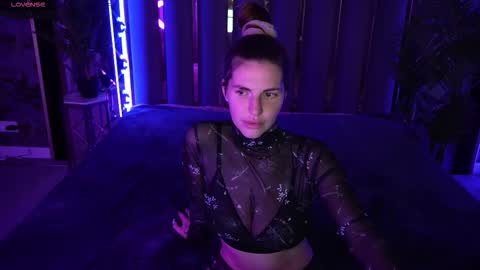 danielareign online show from November 19, 3:00 pm