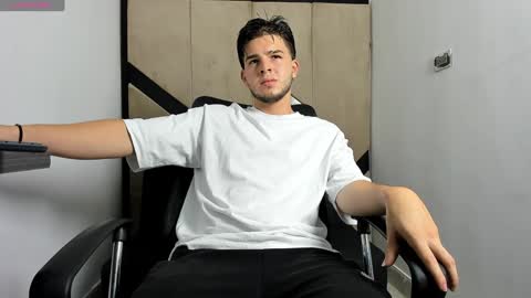 Snapshot of danielclarton chatting on February 4, 6:04 am DANIEL online show from February 4, 6:04 am