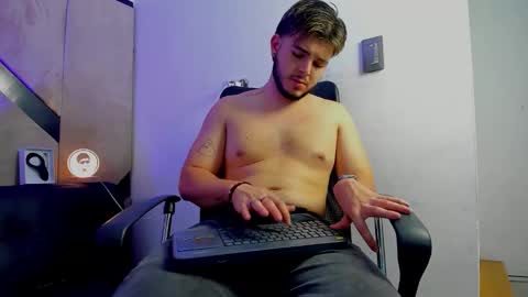 Snapshot of danielclarton chatting on September 20, 6:49 am DANIEL online show from September 20, 6:49 am