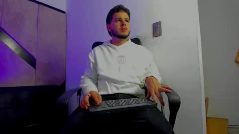 Snapshot of danielclarton chatting on October 21, 5:45 am DANIEL online show from October 21, 5:45 am