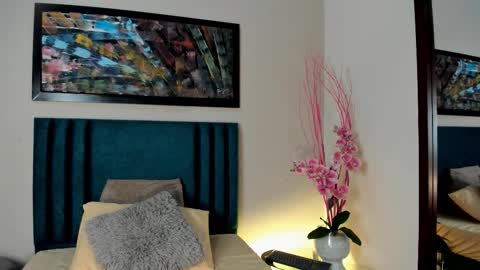 DAPHNE BEAUMONT online show from October 26, 2:29 pm