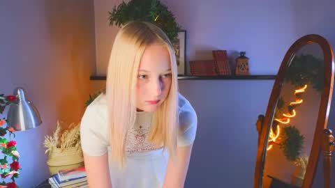 Snapshot of darceyheyd chatting on October 19, 5:01 am Kami online show from October 19, 5:01 am