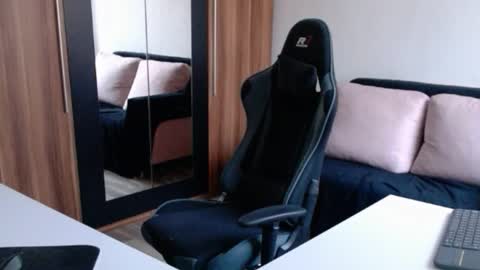 darius_94 online show from September 15, 5:53 am