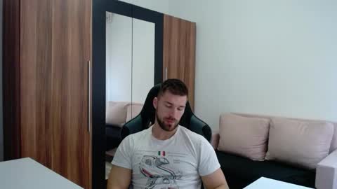 darius_94 online show from March 2, 7:15 am