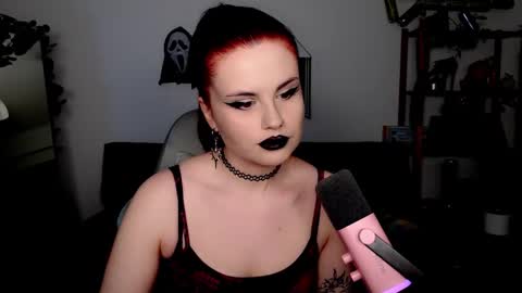 dellacrush_ online show from November 8, 6:00 pm