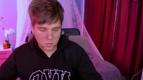 derek_hawk_ online show from March 21, 9:58 am