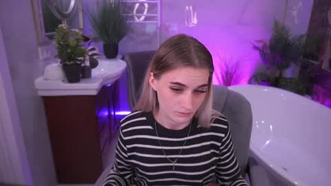 DiamondNina online show from April 18, 7:40 pm