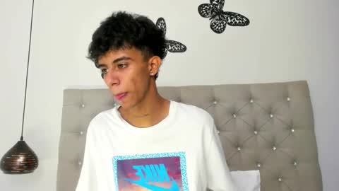 dikey_18 online show from September 25, 9:44 pm