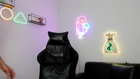 dikey_18 online show from March 10, 8:23 pm