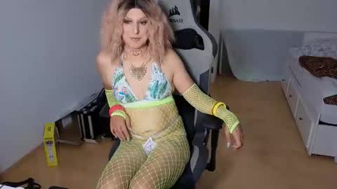 Dilara Loves online show from June 1, 8:10 pm