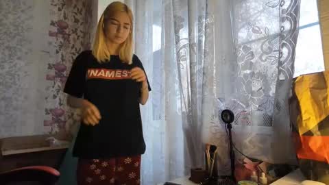 Snapshot of dinorahmroczkowski chatting on October 18, 9:13 am dinorahmroczkowski online show from October 18, 9:13 am