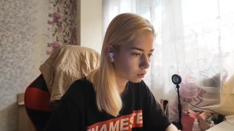 Snapshot of dinorahmroczkowski chatting on October 15, 8:48 am dinorahmroczkowski online show from October 15, 8:48 am