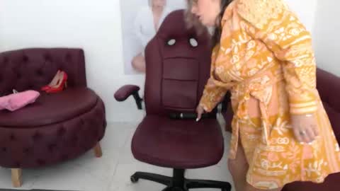Snapshot of diva_milf chatting on September 30, 8:19 pm Diva online show from September 30, 8:19 pm