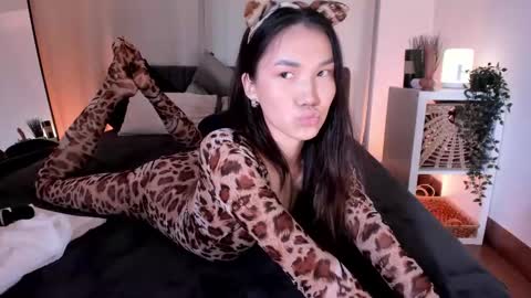 Snapshot of divine_madness chatting on October 20, 7:57 am AKITA MEW MEW Follow online show from October 20, 7:57 am