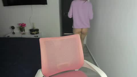 Snapshot of doll_oriana chatting on March 4, 9:43 pm doll_oriana online show from March 4, 9:43 pm