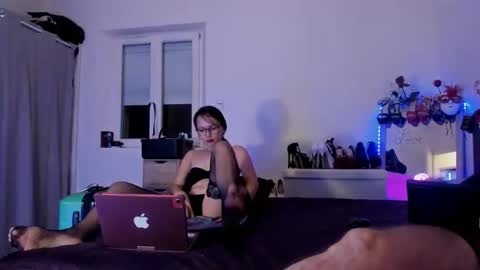 dolly2425 online show from April 8, 9:51 pm