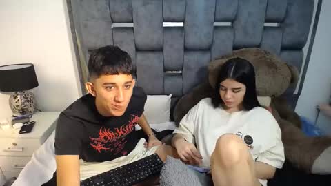 Snapshot of dravith_and_valery chatting on March 12, 9:02 am -- nicolle and jhon -- online show from March 12, 9:02 am
