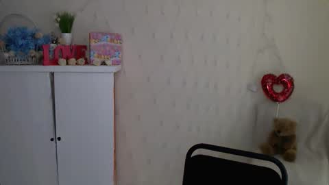 Snapshot of dream_mari chatting on September 19, 7:34 am Mari online show from September 19, 7:34 am