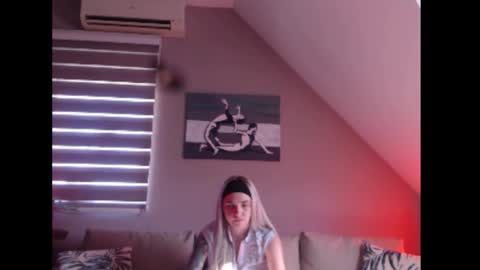 A girl online show from November 4, 9:54 am