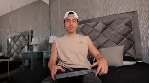 Snapshot of dylan_cross_ chatting on September 24, 11:28 am Dylan online show from September 24, 11:28 am
