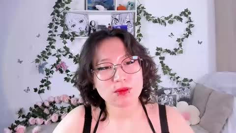 liasama online show from December 8, 11:51 pm