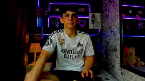 Elan Giralon online show from August 7, 7:01 pm