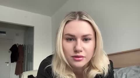 Snapshot of elaraluxxxe chatting on February 19, 11:06 am elaraluxxxe online show from February 19, 11:06 am