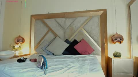 Elena Watsonn online show from April 4, 8:05 pm